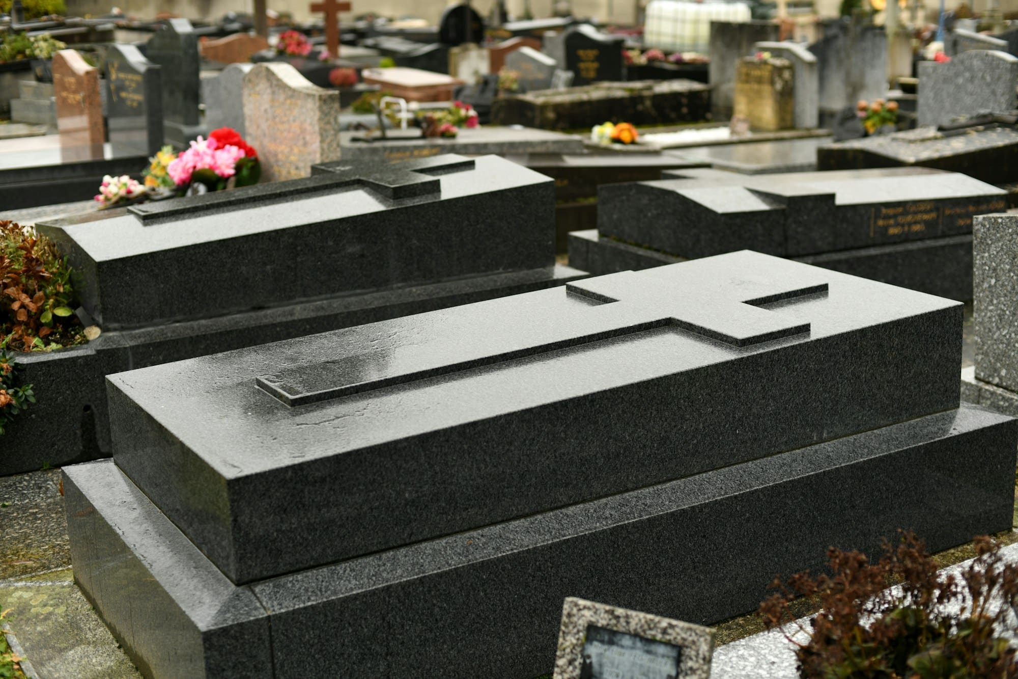 Plaque funéraire personnalisée : un choix idéal pour rendre un dernier hommage ?